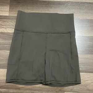 Vuori Studio Pocket Short. Olive Green. Size Small